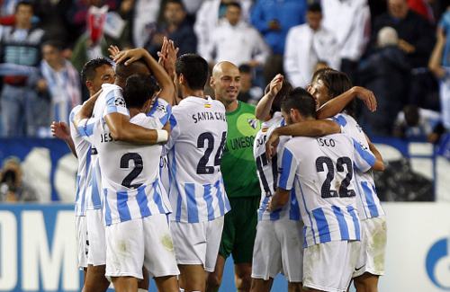 Los jugadores del Málaga celebran su victoria ante el Milán