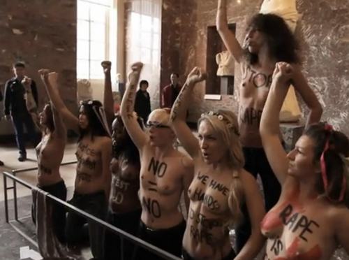 Feministas de Femen protestan en el museo del Louvre