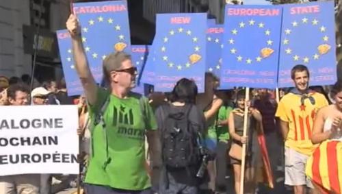 Carteles de la UE en una manifestación independentista en Barcelona