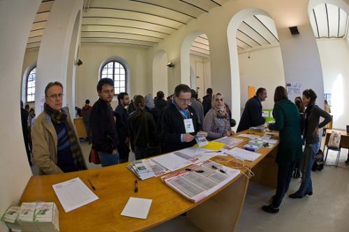 Un grupo de participantes se registra en el Foro Social Europeo