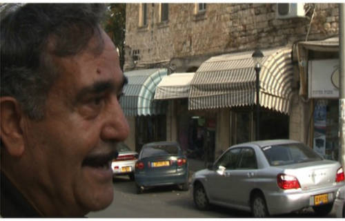 Gaby Hameiri frente a la casa natal de Abbas en Safed
