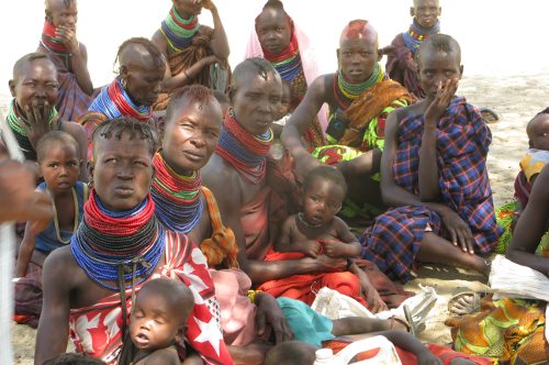 Un grupo de mujeres de Turkana con sus hijos