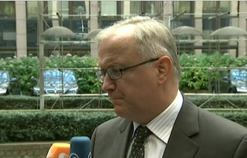 Ollie Rehn contesta a los periodistas