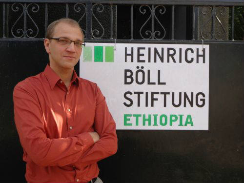 Patrick Berg ante la sede la ONG en Addis Abeba