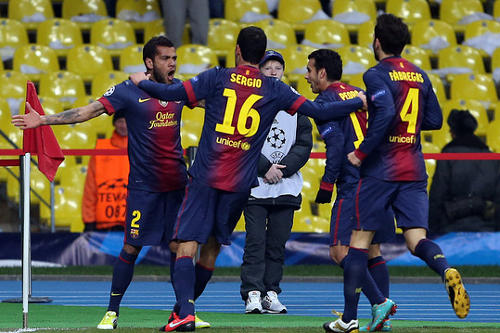 Dani Alves celebra con sus compañeros el primer gol del Barça