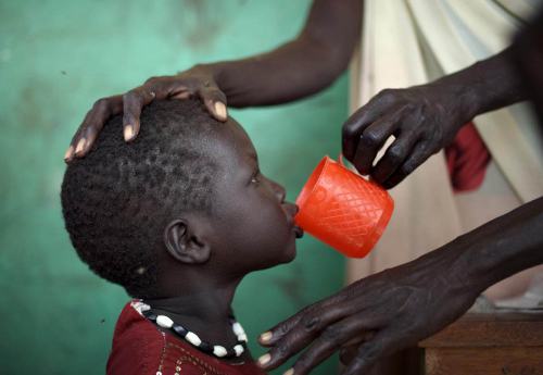 Asistencia a un niño de Sudán del Sur