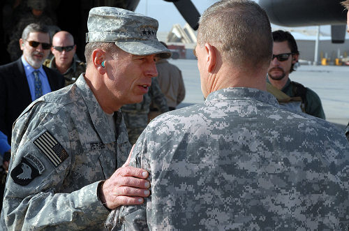 Petraeus habla con otro militar