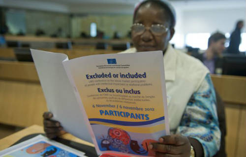 Una mujer africana con unos documentos sobre incluido-excluido