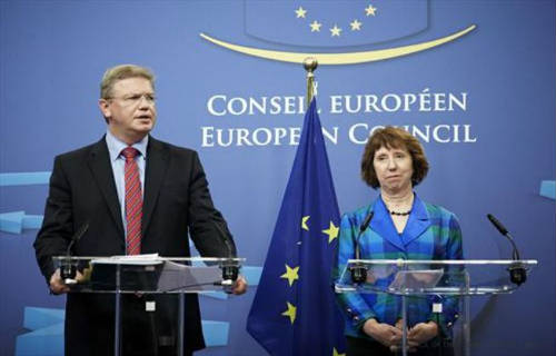 Füle y Ashton en rueda de prensa en Bruselas