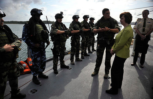 Ashton a bordo de un barco rodeada de militares