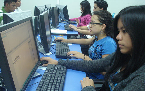 Estudiantes con ordenadores en el ampus tecnologico en Guatemala