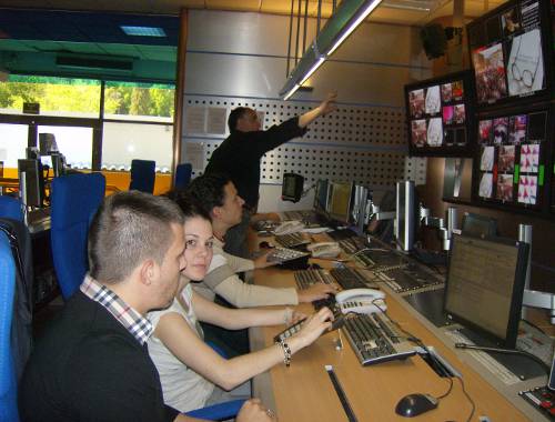 Trabajadores en un estudio de emisión de televisión