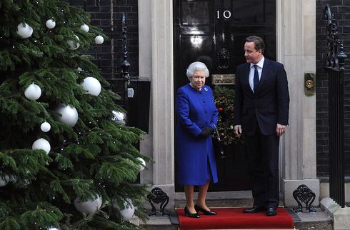 Isabel II y Cameron a la entrada de Downing Street