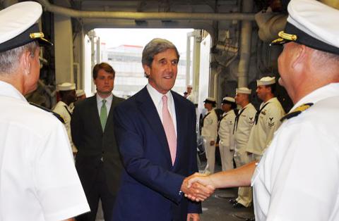 El senador Kerry visita el USS Wasp