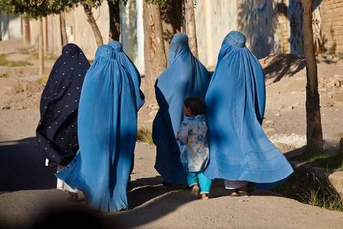Varias mujeres afganas pasean por la calle con el burka