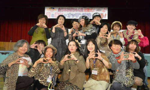 Mujeres japonesas mostrando el símbolo feminista