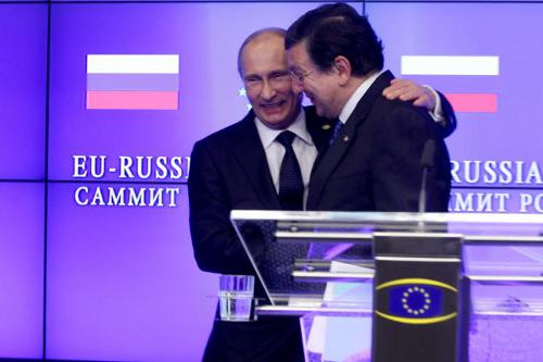 Putin y Barroso se abrazan tras la cumbre UE-Rusia