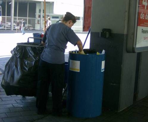 Mujer limpieza en estación autobuses