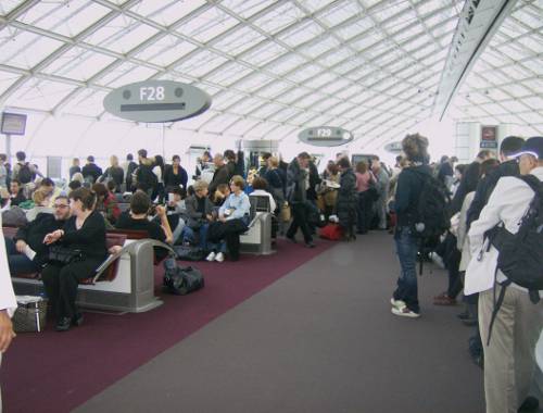 Viajeros en la sala de espera del aeropuerto de París