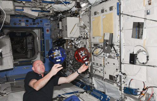 Andre Kuipers dentro de la ISS con los robots