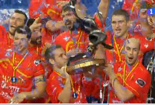 La selección española de balonmano celebra su título mundial