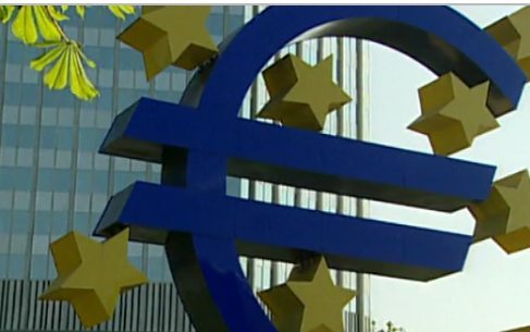 Símbolo del euro delante de la sede del BCE