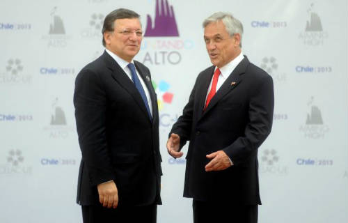 Barroso y Piñera se saludan antes de la cumbre