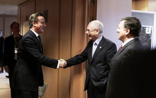 David Cameron saluda a Herman Van Rompuy en presencia de Durao Barroso