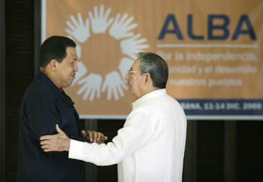 Hugo Chávez y Raúl Castro se saludan en una reunión del ALBA