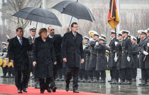 Angela Merkel y Mariano Rajoy, pasan revista a las tropas