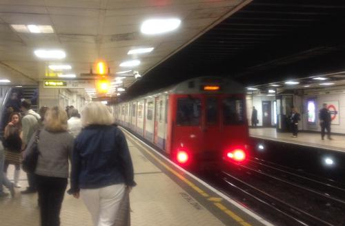 Un convoy del Metro en la estación londinense de Victoria