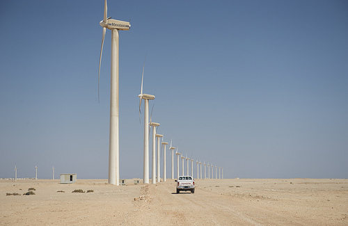 Parque eólico en el desierto