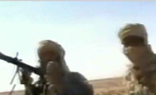 Dos insurgentes con turbante y metralleta