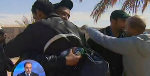 Grupo de secuestrados argelino se abrazan tras la liberación