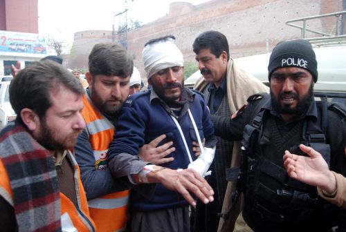 Un policía herido en un enfrentamiento con talibanes
