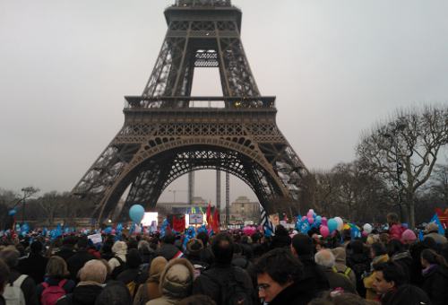La manifestación, ante la Torre Eiffel