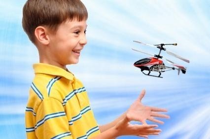 Niño jugando con un helicóptero teledirigido