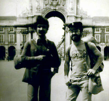 Lisboa (1976) el autor con un amigo