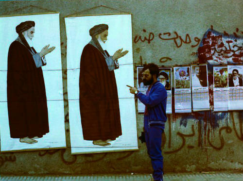 El autor en Teheran junto a un poster de Jomeini