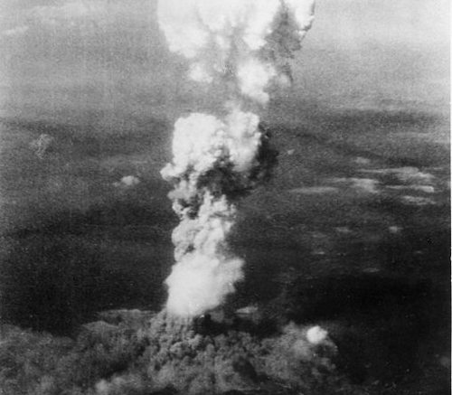 Hongo de humo provocado por la bomba sobre Hiroshima