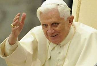 Papa Benedicto XVI saludando