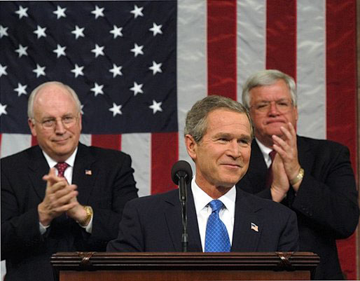 Bush y Cheney durante un discurso