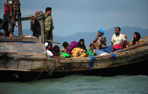Guardias detienen una barcaza con mujeres y niños