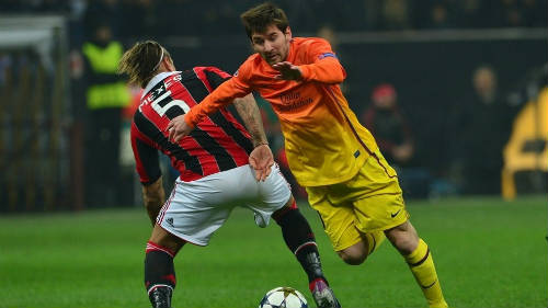 Messi intenta escaparse de un jugador del Milan