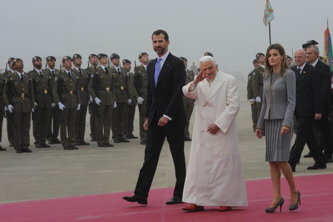 Benedicto XVI junto a los príncipes de España en el aeropuerto de Santiago de Compostela