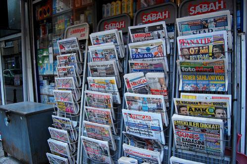 Periódicos en quiosco en Estambul