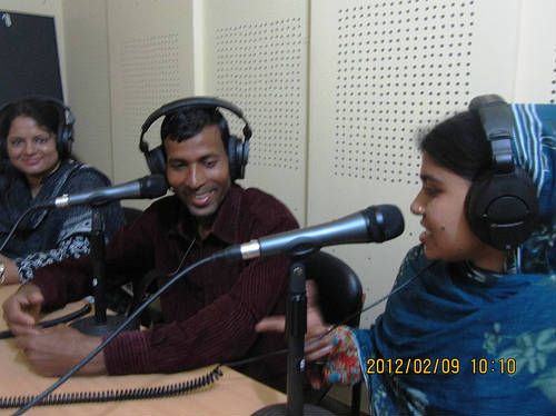 MUjer participa en un programa de radio comunitaria