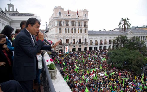 Rafael Correa saluda desde el balcón a la multitud en la plaza