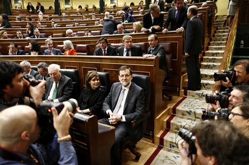 Rajoy en el Congreso antes del debate junto a Soraya Sáenz de Santamaría