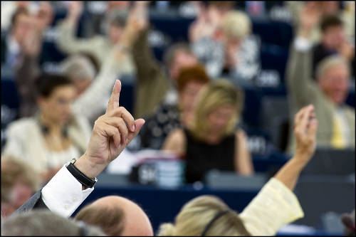 Manos alzadas de europarlamentarios
